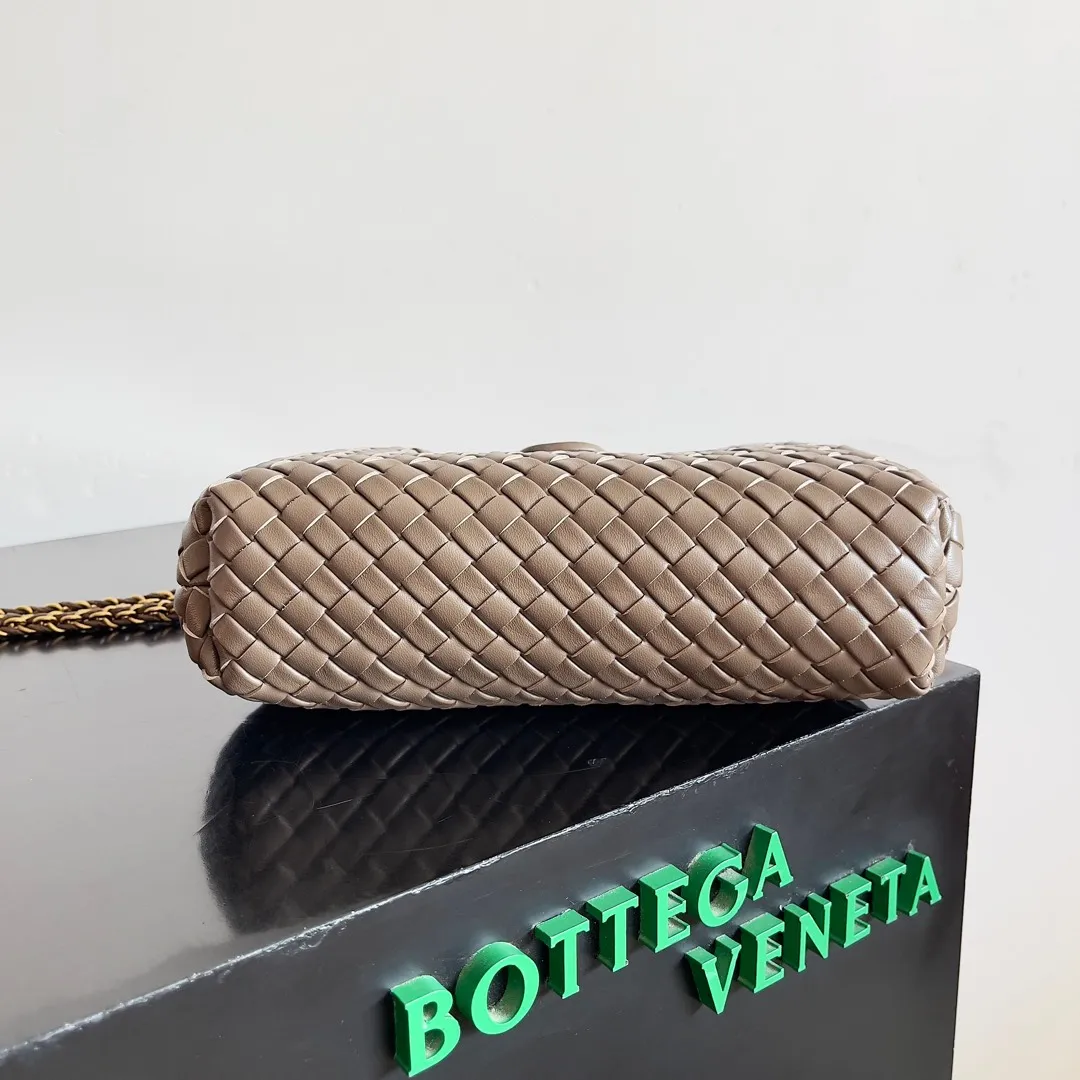 Batch 1880 BOTTEGA VENETA LAUREN 1980 small clutch bag is new! The small size that many people squat on is finally here. The self-adjustable zipper is a highlight of this bag. After being removed, it can be used as a handbag for important occasions. One bag unlocks two carrying methods at the same time. It is practical and has a unique sense of structure and beautiful lines. It is more elegant than a small cloud. It is a tribute to the classics and the pursuit of modernity. Style number: 804038 Size: 27*15*8cm
